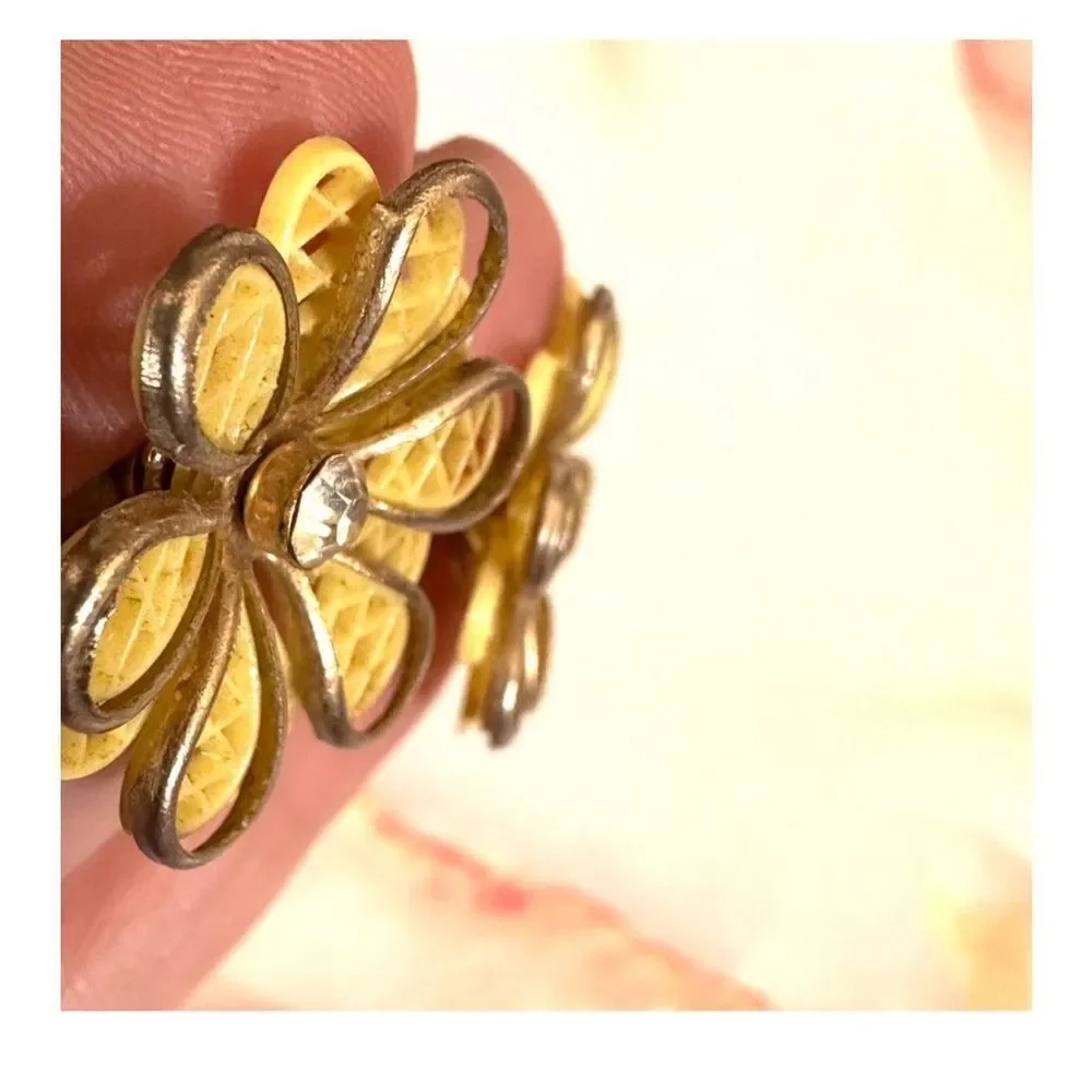 Coro vintage yellow flower rhinestone clip on earrings